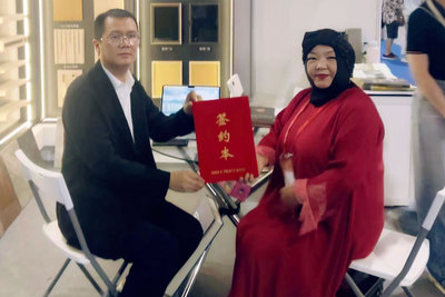 参展企业与海外客商场达成合作签约