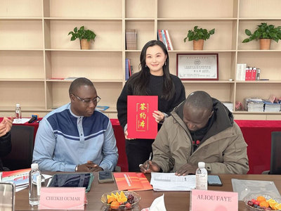非洲买家携在建学校项目规划图纸赴惠阳企业探访签约